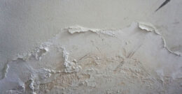Mur abîmé par l'humidité – image d'illustration pour l'article sur les assécheurs de mur par Actimur